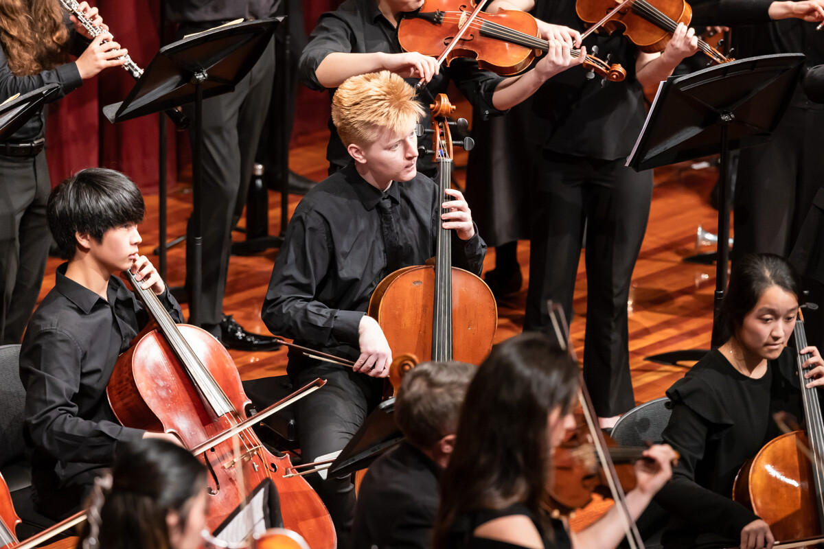 melbourne cellist evan widjaja (left) in the young mannheim symphonists 2024 national academy concert conducted by rachael beesley at felton hall, melbourne grammar. hikari photography.