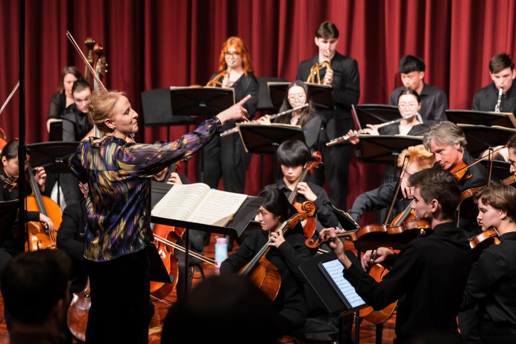 melbourne violinist and conductor rachael beesley leads the young mannheim symphonists 2024 national academy concert at felton hall, melbourne grammar. hikari photography.